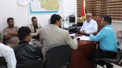 محافظ الحديدة يناقش مع لجنة وزارة العدل سبل تطوير العمل القضائي وتعزيز منظومة العدالة