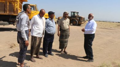محافظ الحديدة يتفقد مشروع طريق النصر الزراعي ويشيد بجهود طارق صالح