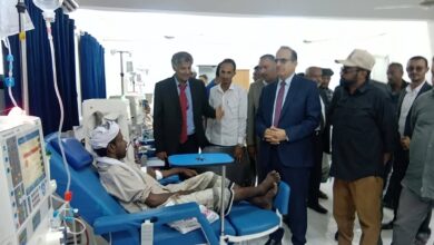 وزير الصحة ومحافظ الحديدة يتفقدان مركزي الغسيل الكلوي والأمومة والطفولة في الخوخة