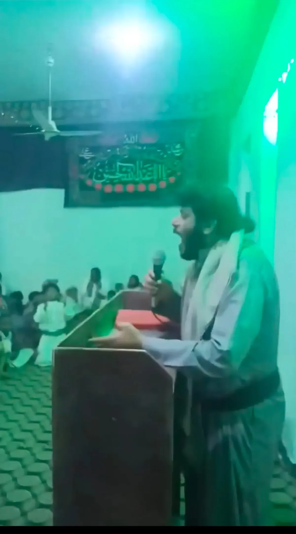 مشاهد صادمة لطقوس “اللطم” الحوثية داخل أحد مساجد الجوف