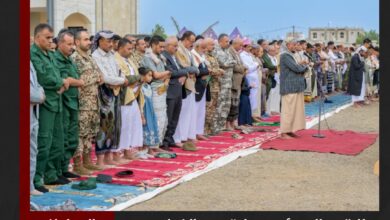 طارق صالح يؤدي صلاة عيد الفطر مع جموع المواطنين في مدينة المخا بالساحل الغربي
