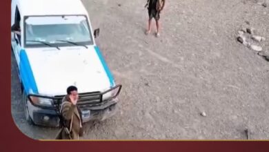 نساء عمران يتصدّين لاقتحام حوثي مسلح ويوثّقن لحظات الرعب داخل منزل بالقفلة