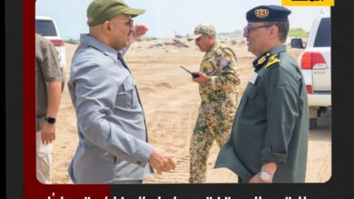 طارق صالح يتفقد ساحل المخا استعدادُا لاستقبال الزوار في العيد