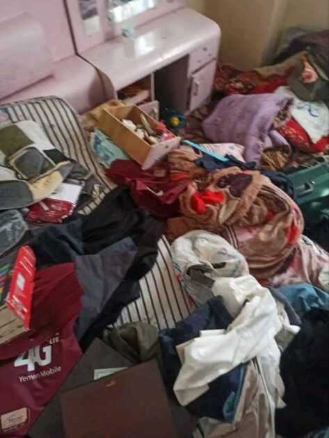 الحوثيون يختطفون أبو بارعة بعد اقتحام منزله وزوجته تصرخ وتستغيث الحوثيون يختطفون أبو بارعة بعد اقتحام منزله وزوجته تصرخ وتستغيث