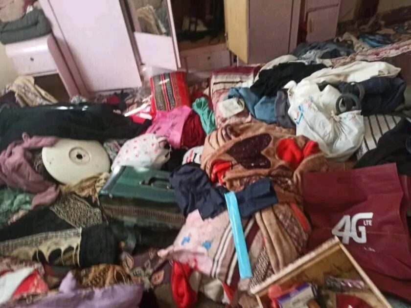 الحوثيون يختطفون أبو بارعة بعد اقتحام منزله وزوجته تصرخ وتستغيث الحوثيون يختطفون أبو بارعة بعد اقتحام منزله وزوجته تصرخ وتستغيث